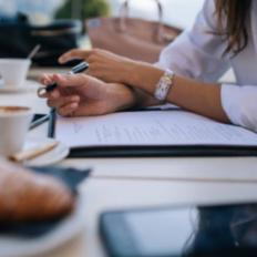 Vrouw die een document invult