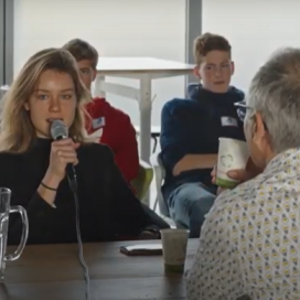 jongeren in debat op Jan Tinbergen College