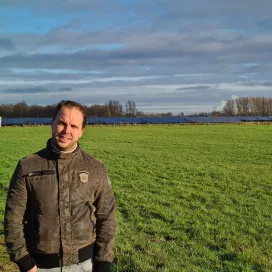 Eppie Silvius bij een zonnepark