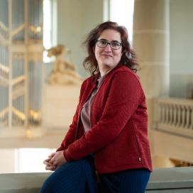 Musette van Wetsingh zitten op een bank in Koepelkerk Smilde