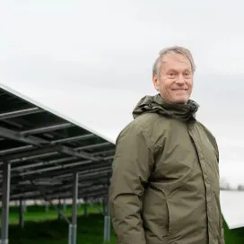 Guus Willemsen voor de zonnepanelen van zonnepark WinterZon