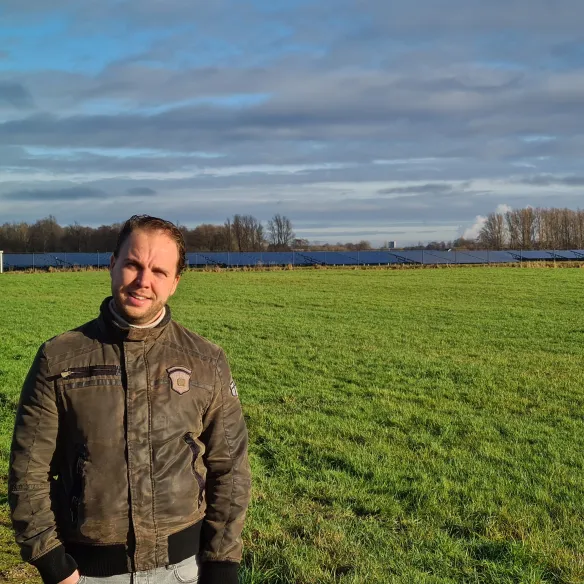 Eppie Silvius bij een zonnepark