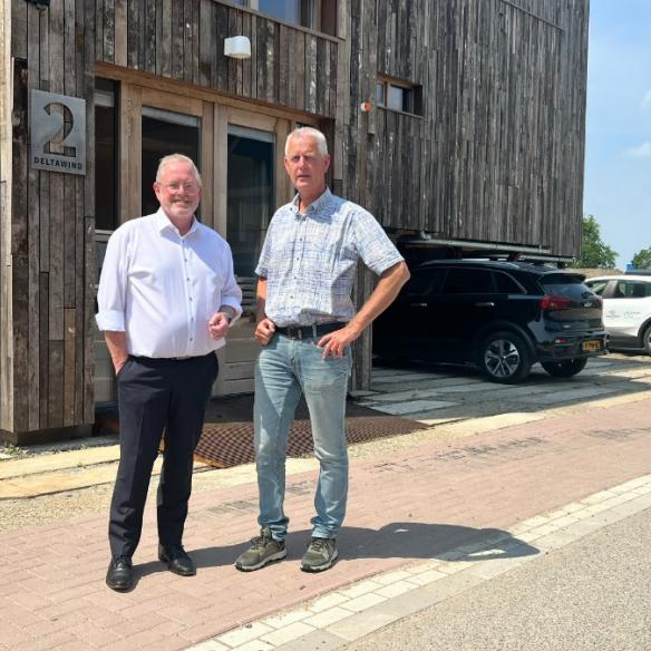 Links op de foto: Jaap Willem Eijkenduijn; rechts op de foto: Andries Middelbos