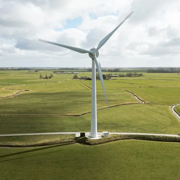 Windmolen in polderlandschap