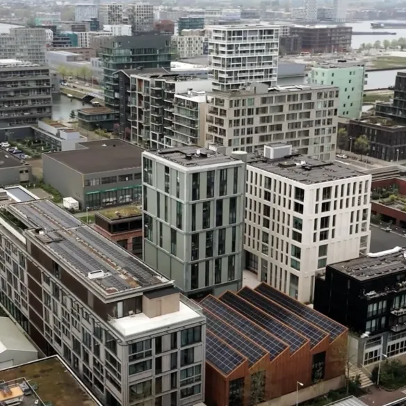 Foto in vogelvlucht van de gebouwen in de Amsterdamse wijk Republica