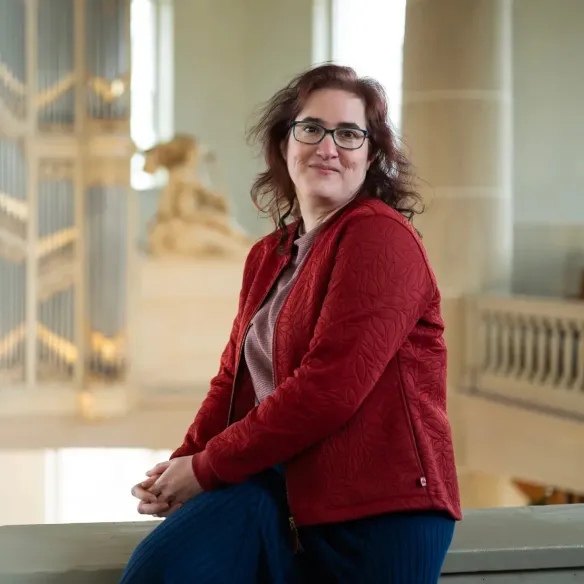 Musette van Wetsingh zitten op een bank in Koepelkerk Smilde