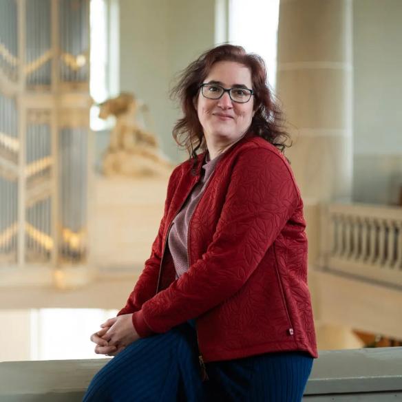 Musette van Wetsingh zitten op een bank in Koepelkerk Smilde