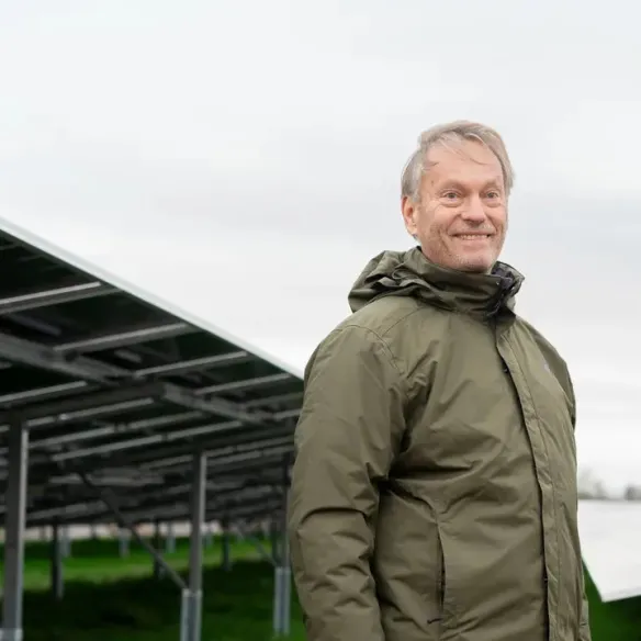 Guus Willemsen voor de zonnepanelen van zonnepark WinterZon