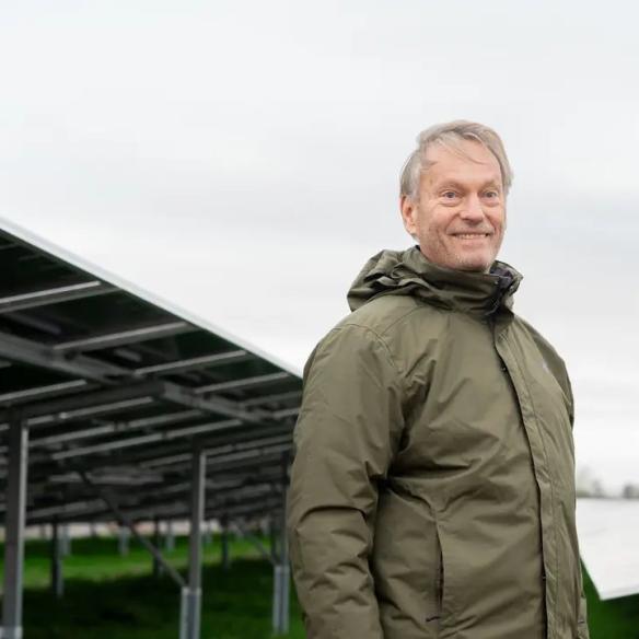 Guus Willemsen voor de zonnepanelen van zonnepark WinterZon