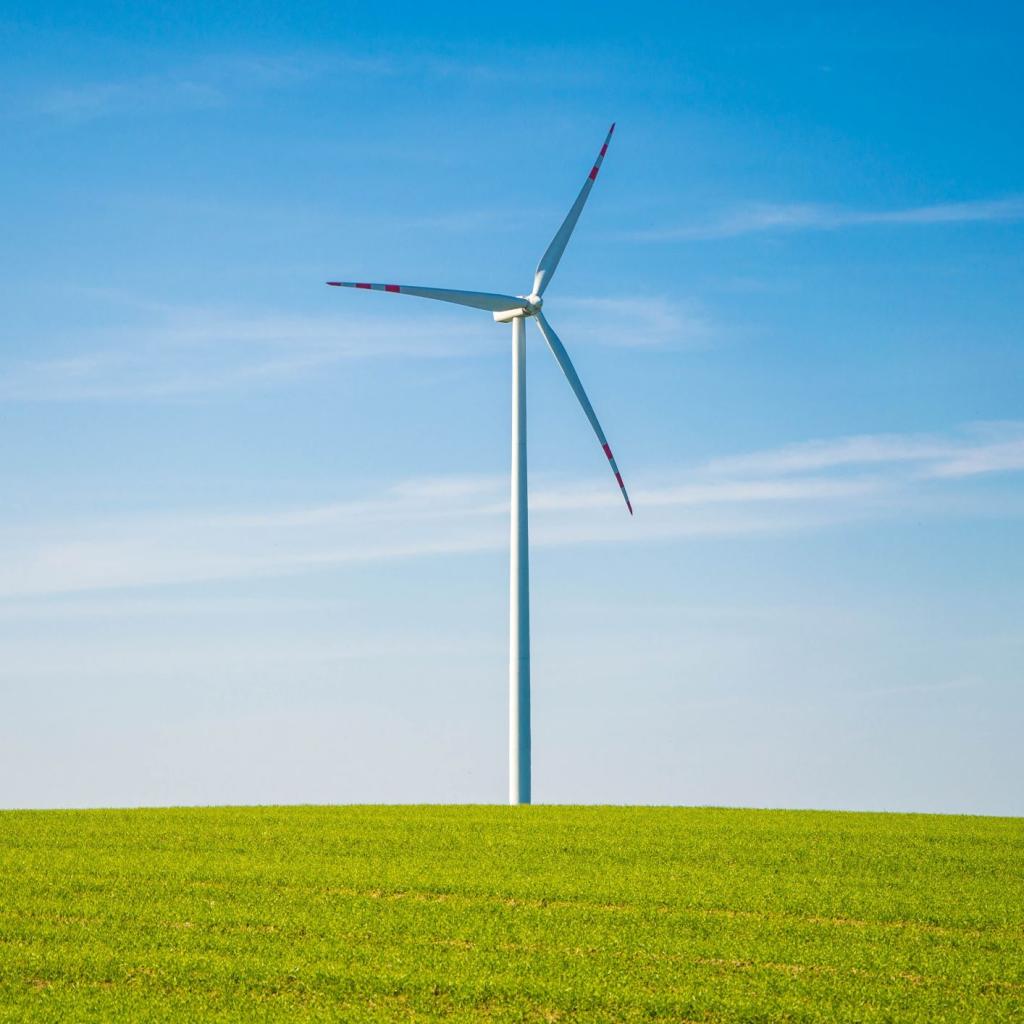 windturbine tegen blauwe lucht