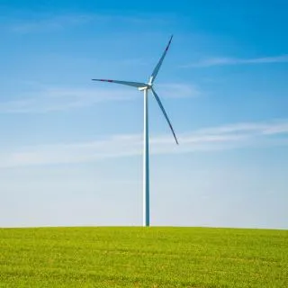 windturbine tegen blauwe lucht